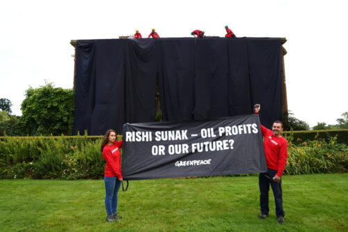 Read more about the article Climbers drape Sunak’s £2m mansion in oil-black fabric as PM commits to fossil fuel frenzy