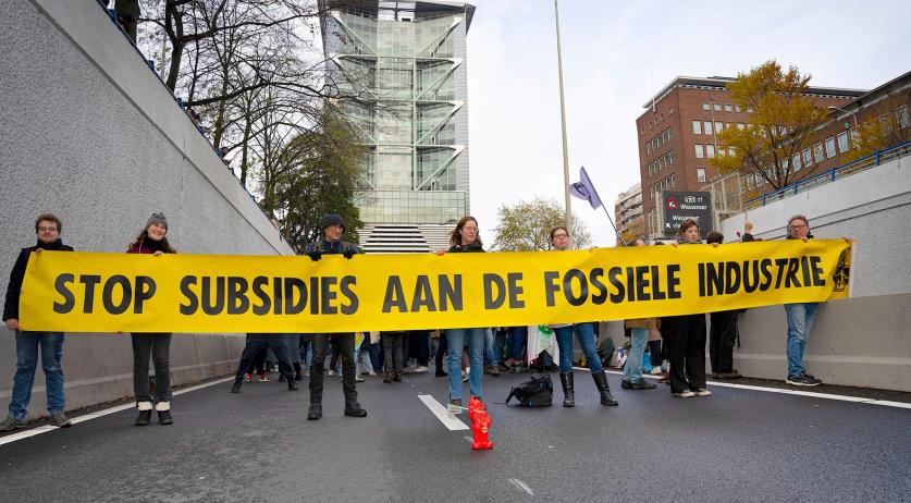  Extinction Rebellion activists block the Utrechtsebaan of the A12 highway in The Hague to protest against fossil fuel subsidies, 26 November 2022 - Credit: Extinction Rebellion / Provided - License: All Rights Reserved 