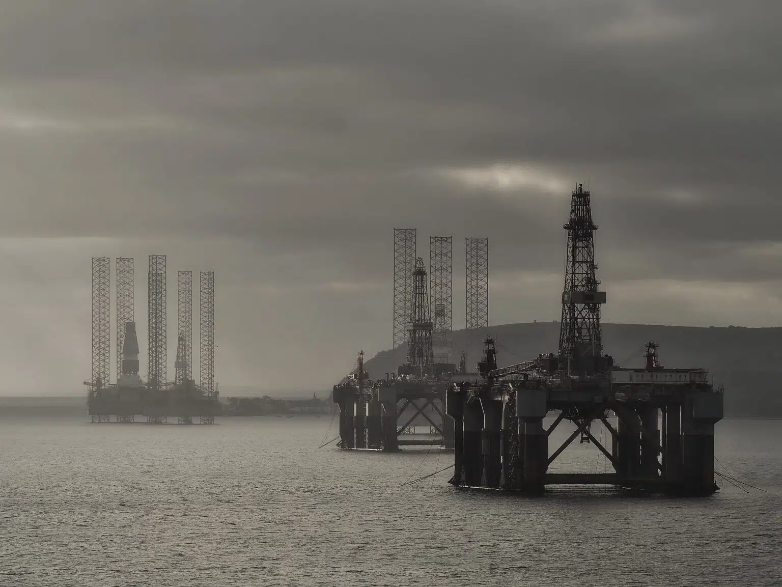 North Sea oil rigs in Cromarty Firth, Scotland. Credit: joiseyshowaa (CC BY-SA 2.0)