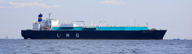 Membrane type LNG tanker Puteri Firus Satu in Tokyo Bay. Author Tennen-Gas shares under GNU Free Documentation License.