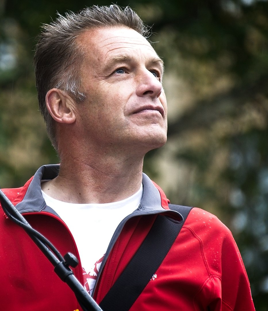 Chris Packham by Garry Knight from London, England - People's Walk for Wildlife 2018 - 04, CC BY 2.0, Wikimedia image