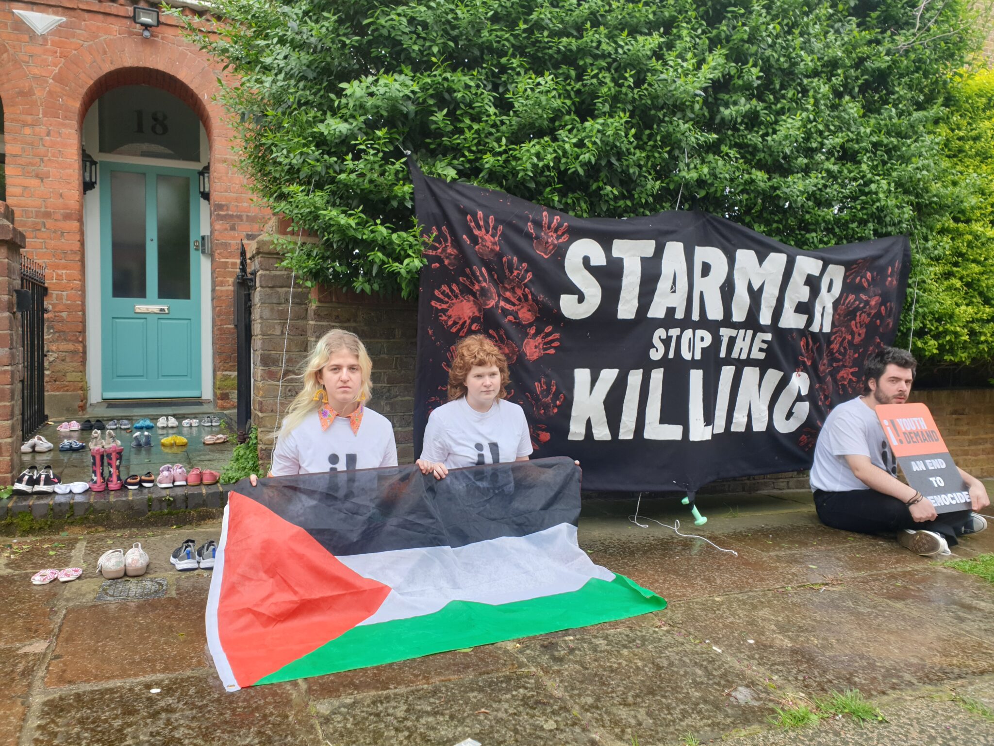 Youth Demand protests at Keir Starmer's home 9 April 2024. Image: Youth Demand.